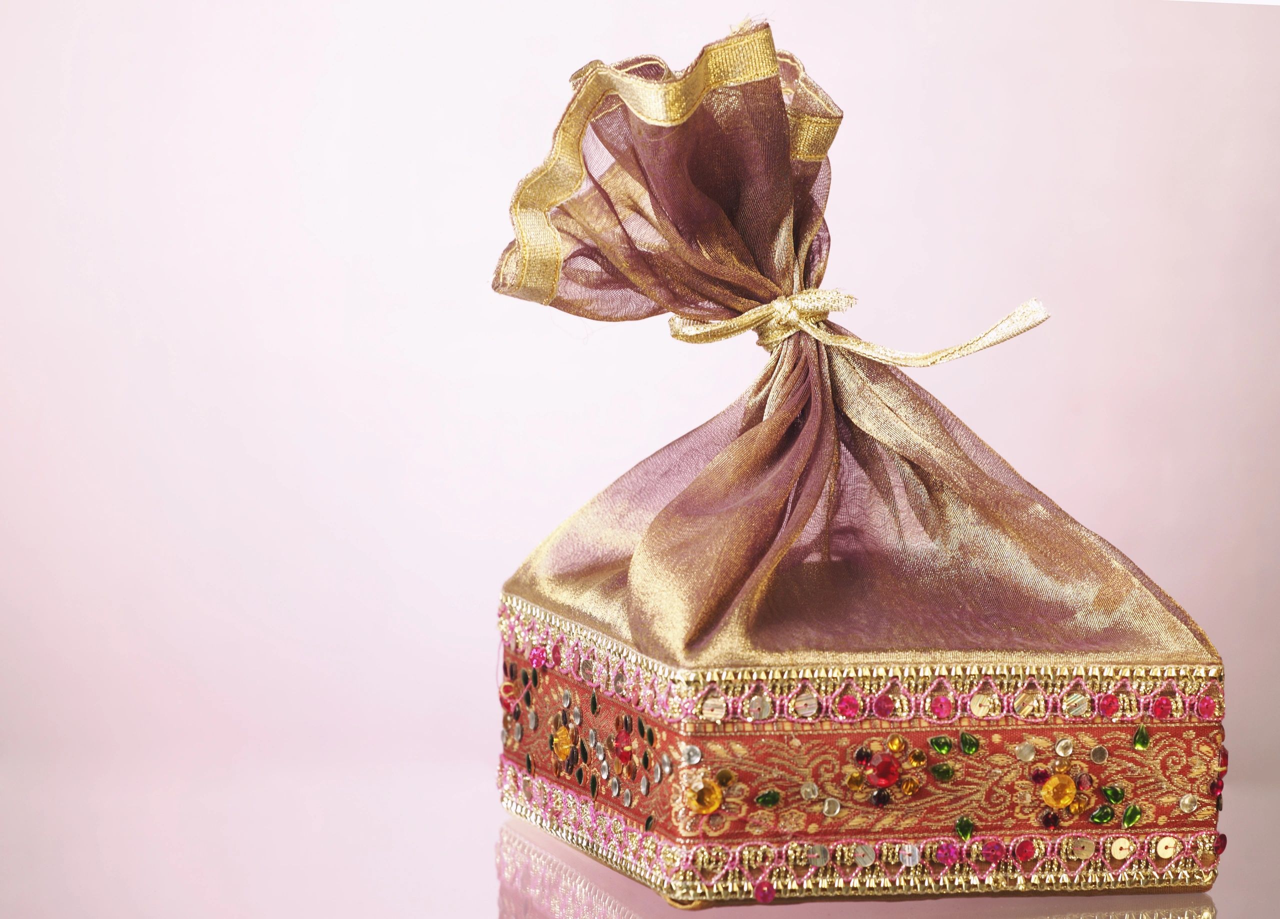 Decorative gift box suitable for festive gifting